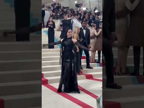 Billie Eilish Arrives at the Met Gala 📸